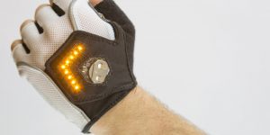 方向指示ライト内蔵のグローブ「Zackees」