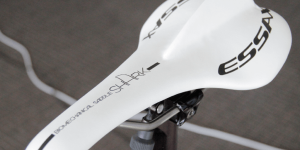 魚みたいなヒレでペダリング矯正「Essax Shark saddle」