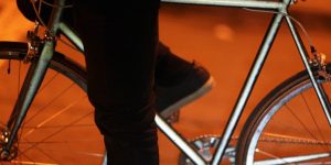 美しく目立つ！自転車そのものがリフレクター「Lumen: A Retro-Reflective City Bicycle」