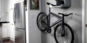 オシャレな収納スペース付きバイクラック「SHELFIE」