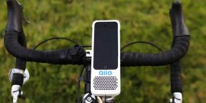 細けぇガジェットなんていらなかったんや！iPhoneを最大限活用するスピーカー付きマウントアダプタ「Allo」
