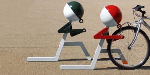 棒人間が支えてくれるバイクラック「Pit-Stop bike rack」