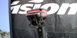 クイックリリース付きのシートポストでサドルを保護「FSA METROPOLIS」