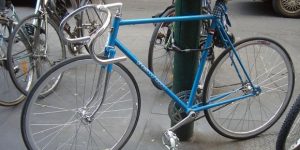 ﾋﾟｽﾄ自転車ってブレーキ付けないじゃん？