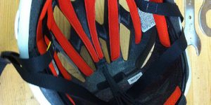 ヘルメットのヒモって汚いよ